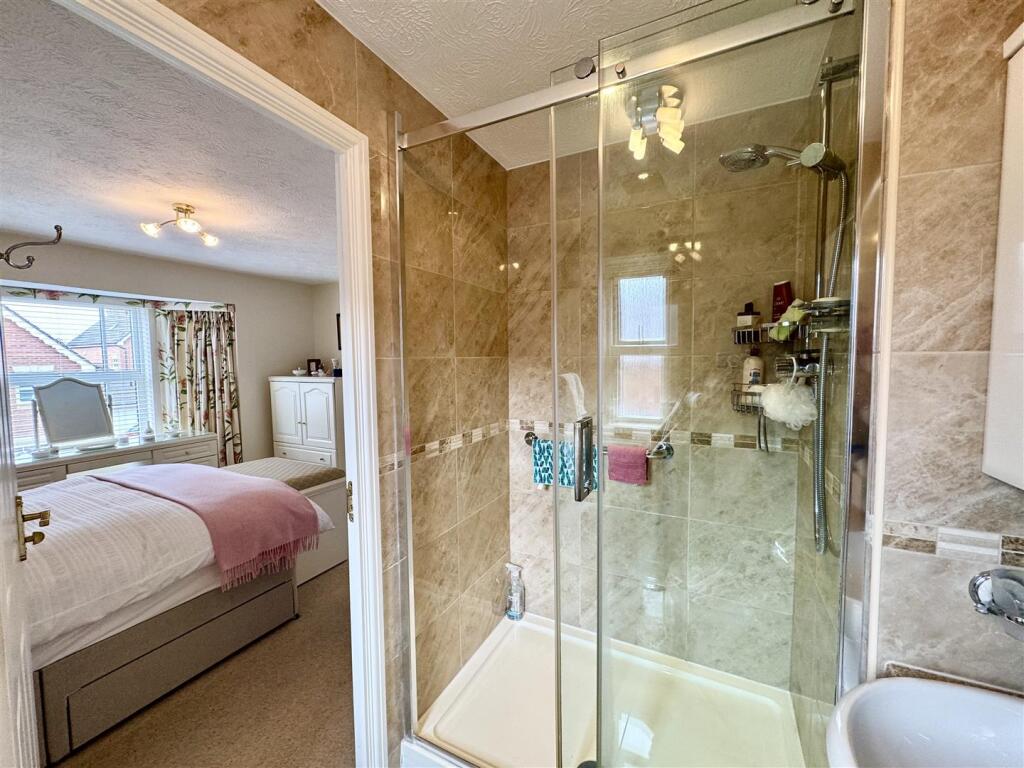 EN-SUITE SHOWER ROOM