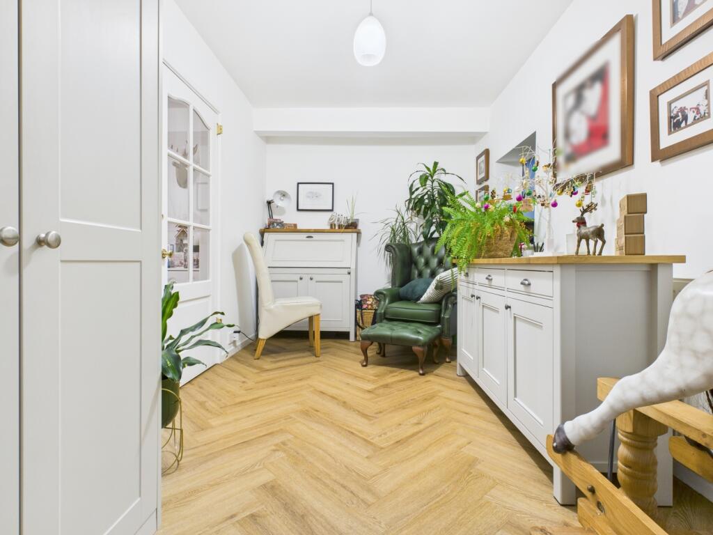 CAM03729G0-PR0201-STILL013