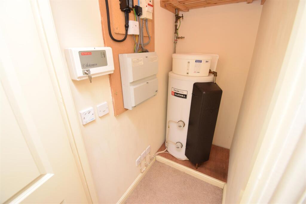 AIRING CUPBOARD.JPG