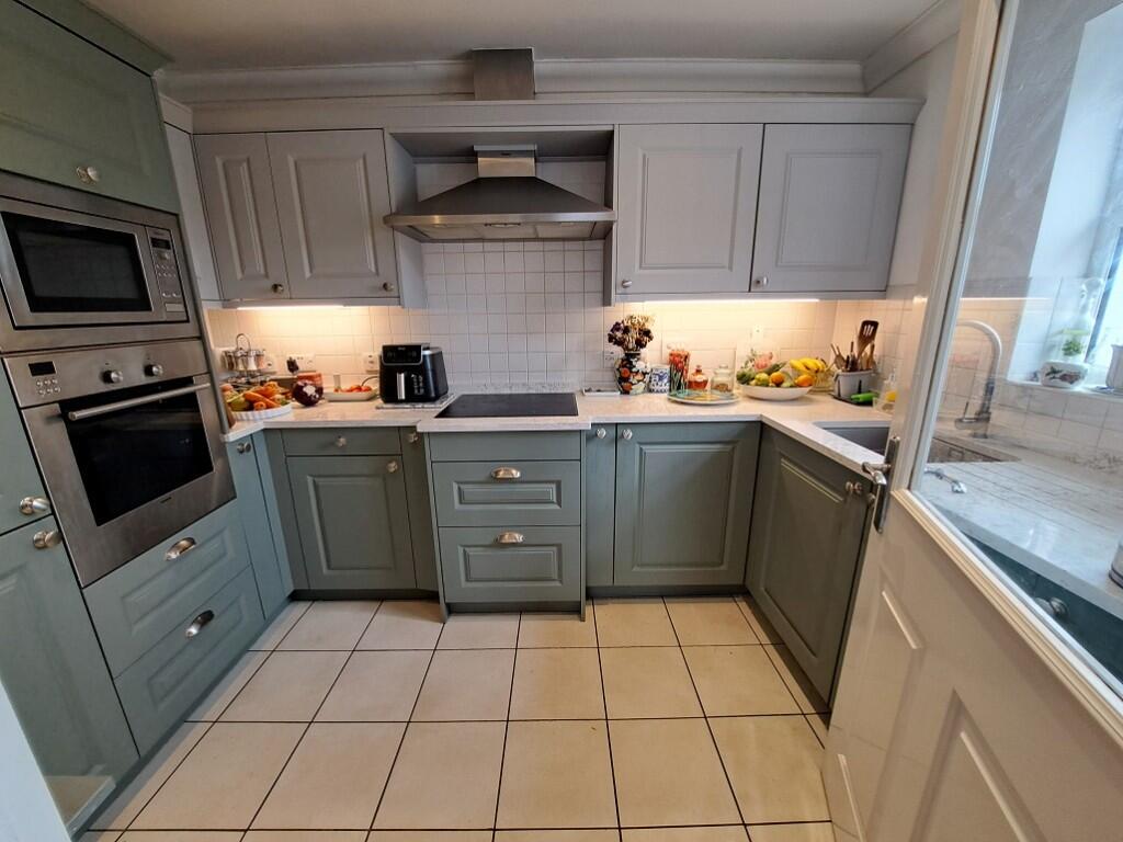 FITTED KITCHEN