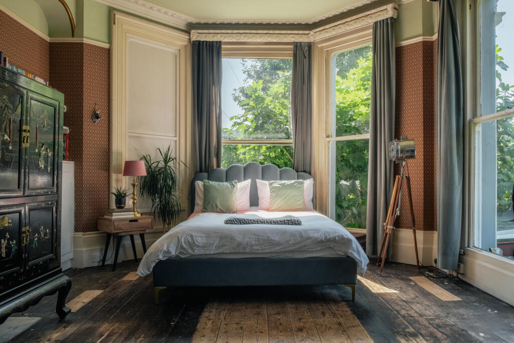 CROFT-ELPHINSTONE-HASTINGS-INTERIOR-HR-1