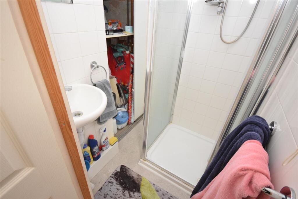 EN-SUITE SHOWER