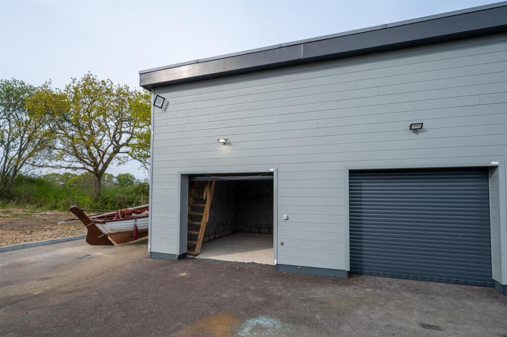 Industrial unit Yacht Haven 25 5.jpg