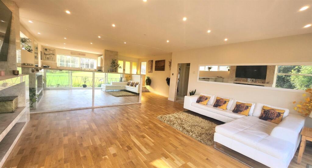 Sitting Room  Photo 2