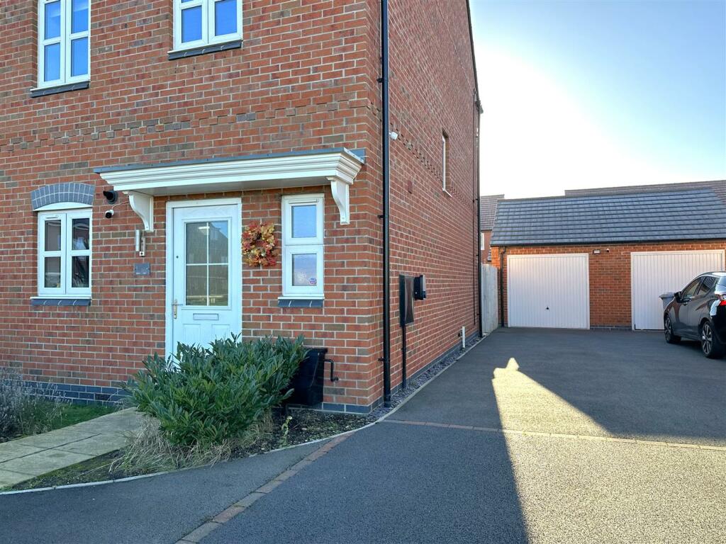 GARAGE &amp; Multi-Car Driveway 084