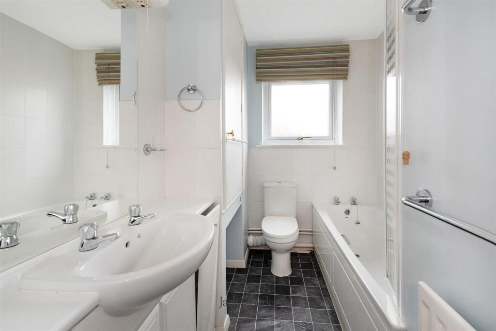 8 Maltings Close, TN11 0DY 009.jpg