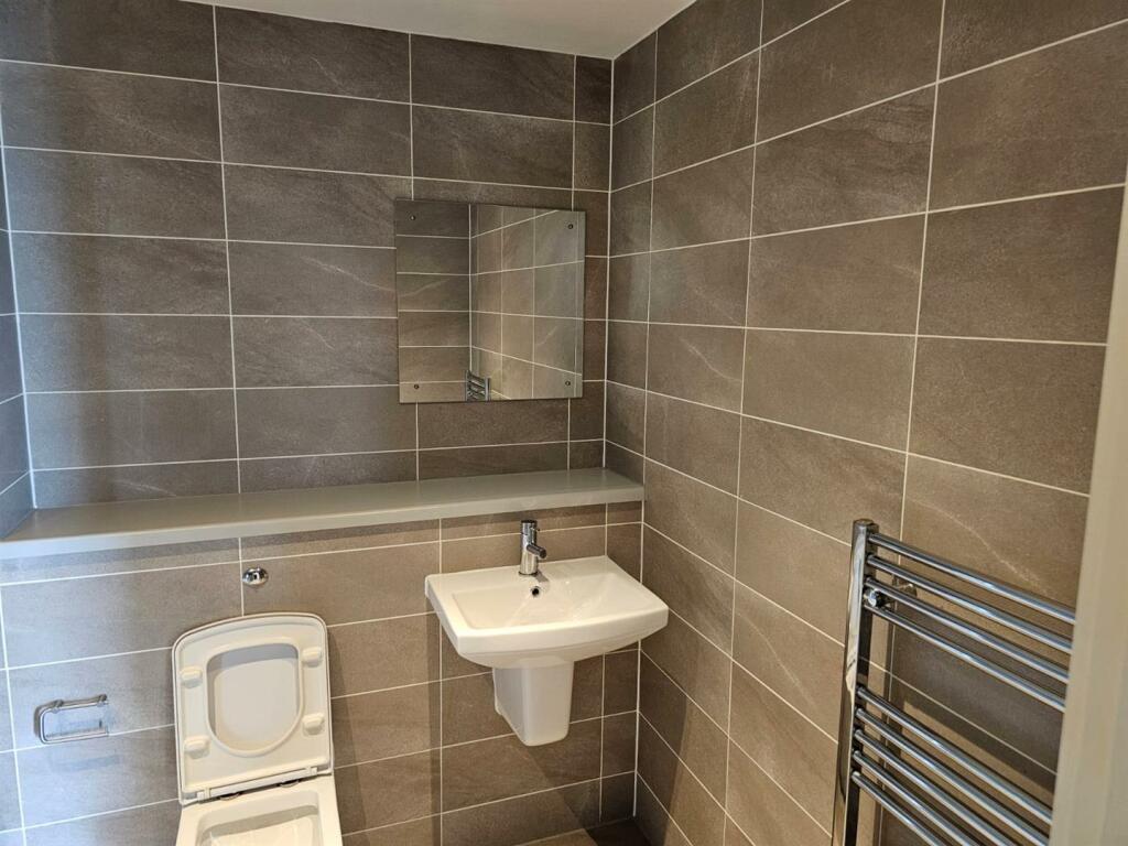 Family Bathroom 2