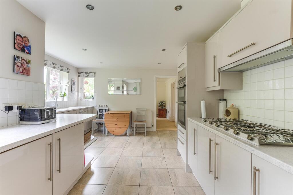 Kitchen b.jpg