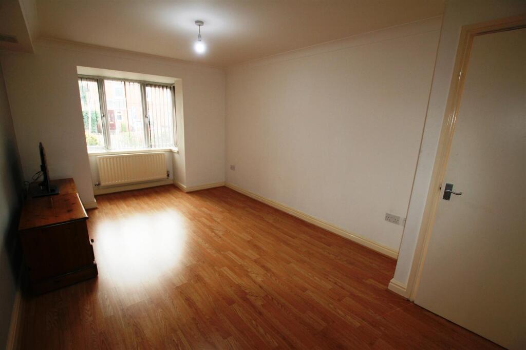 pinewoodhouse,2lounge.JPG
