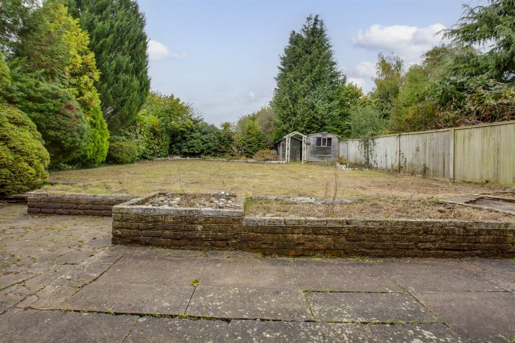 17 Frogmore Close, HP14 4LN-14.jpg