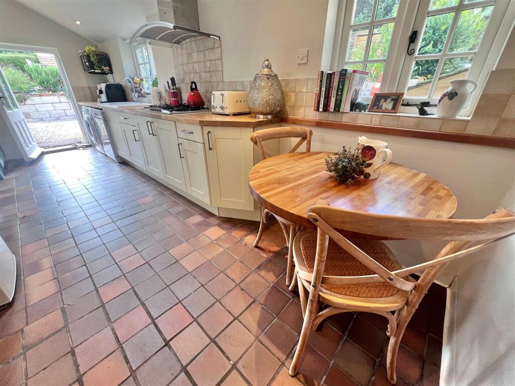 Kitchen dining area 2.jpg