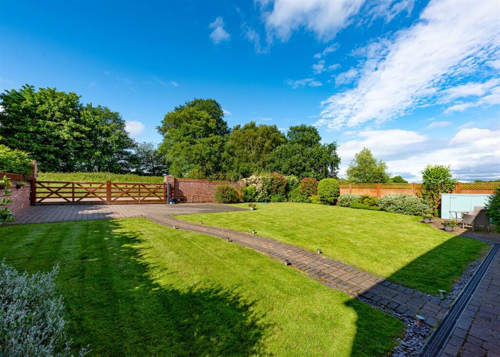 11 Cranmoor-garden2.jpg