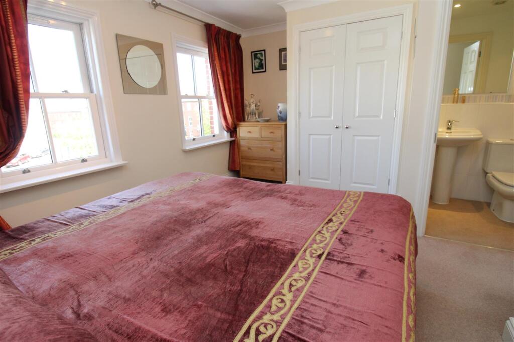 Double bedroom with en-suite.JPG