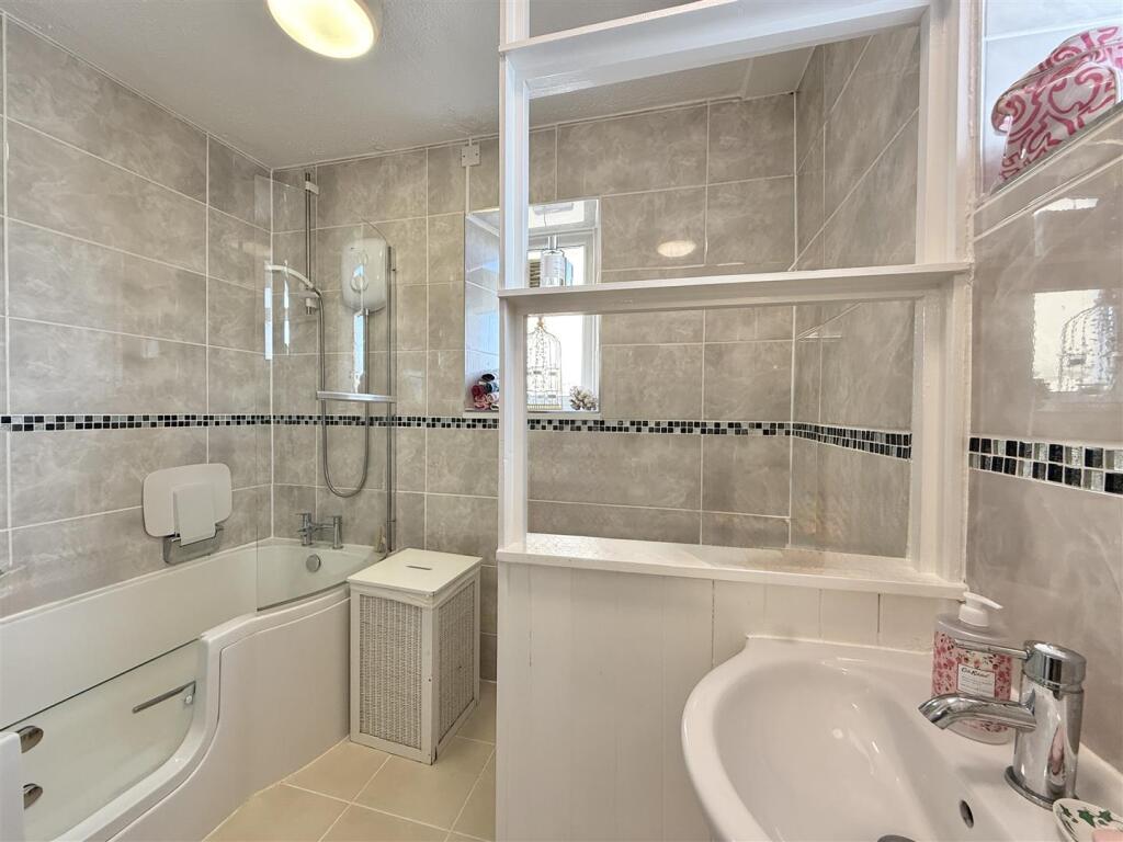 Dowsntairs Bathroom.JPG