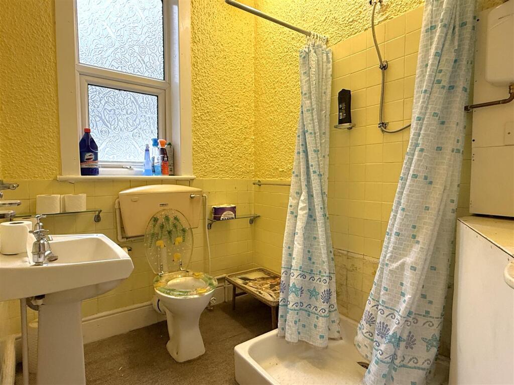 SHOWER ROOM