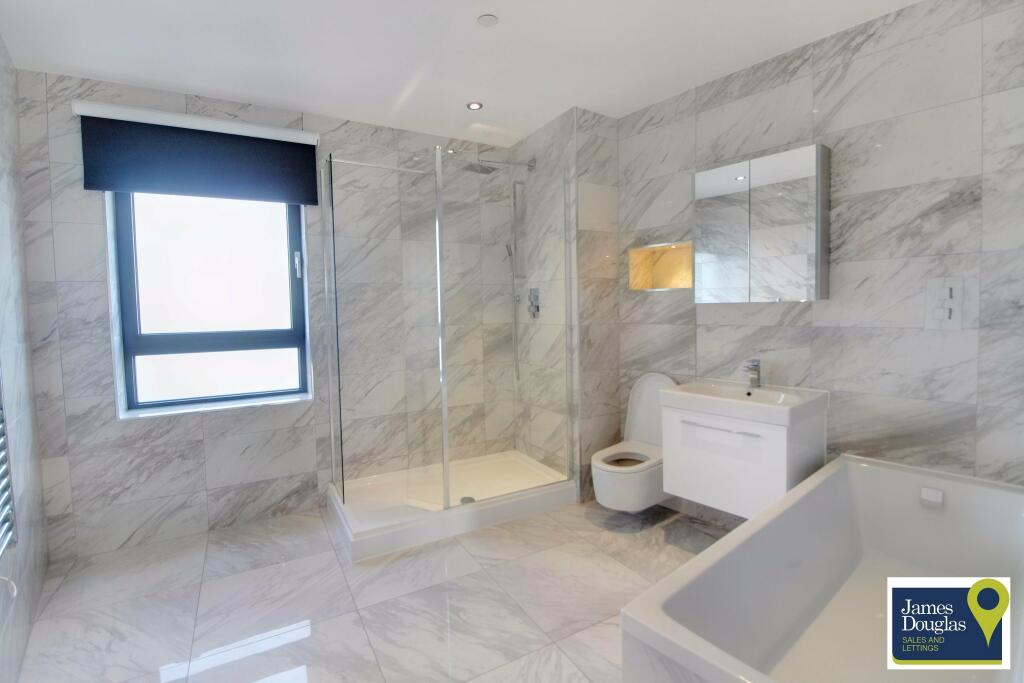 Bayscape Main Bathro