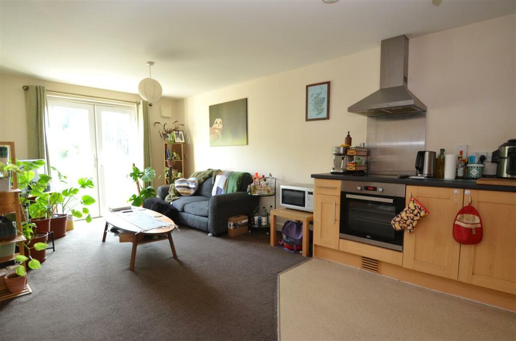 KITCHEN/LIVING ROOM