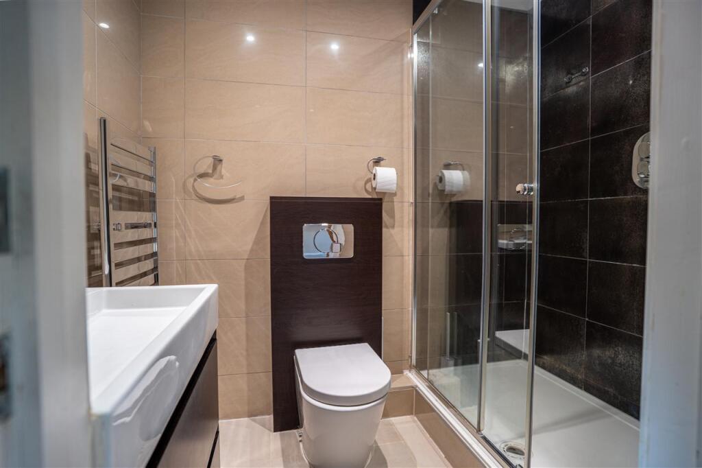 EN-SUITE SHOWER ROOM