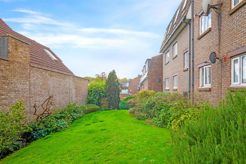 13-c8dc84569-Propworld-JJ-Wells Park Court-2.jpg