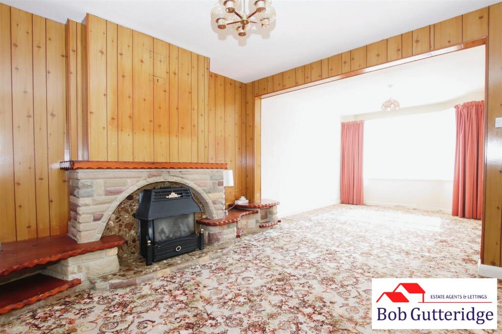 OPEN PLAN LOUNGE/DINING ROOM