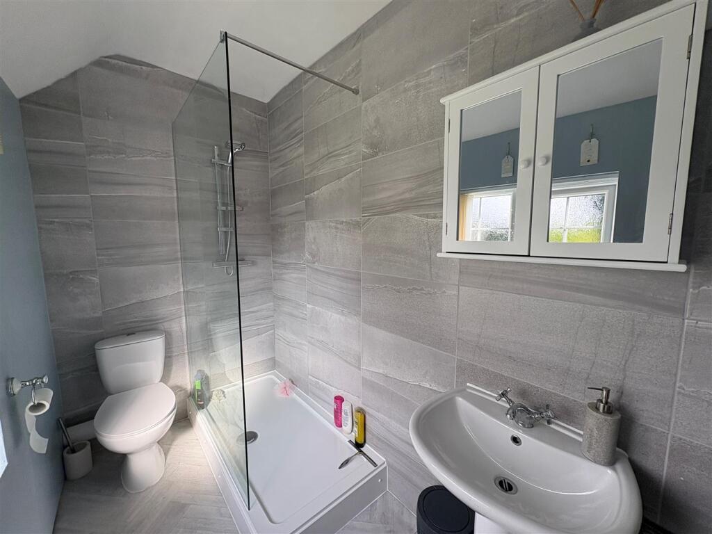 FAMILY SHOWER ROOM