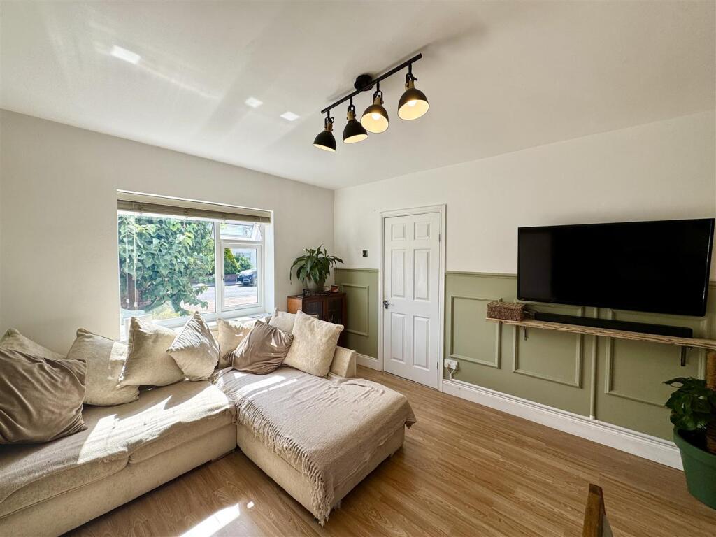 SITTING/DINING ROOM