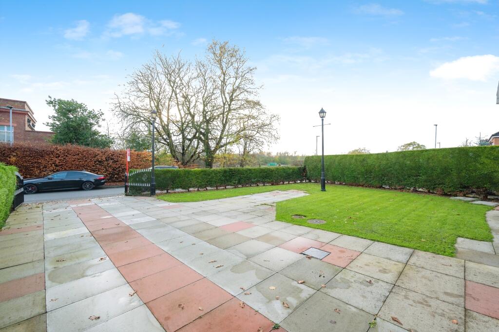 Front View/Driveway