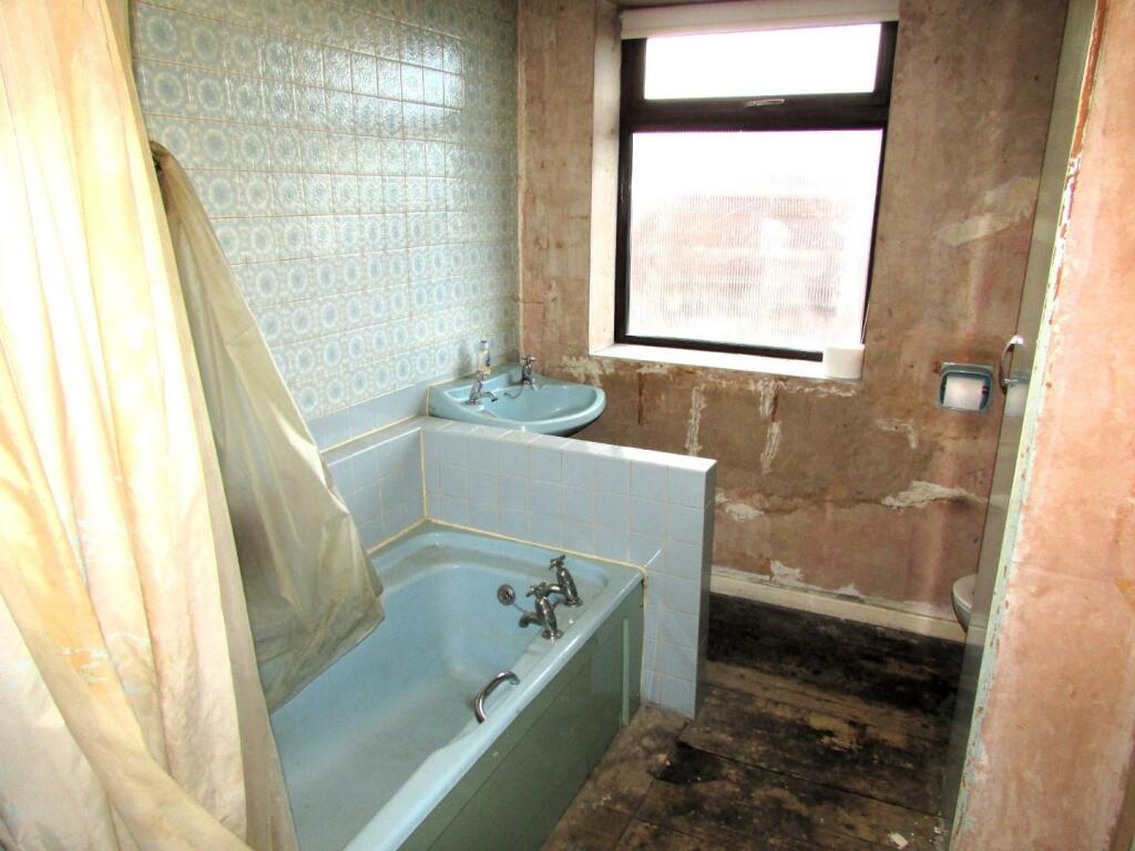 MontgomerySt22bath.JPG