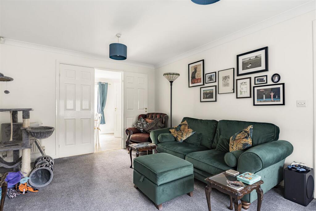 16 Iron Duke Close