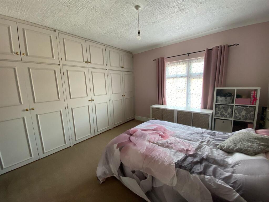 Bedroom..jpeg