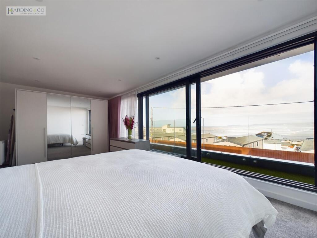 Bedroom 1 .3.jpg