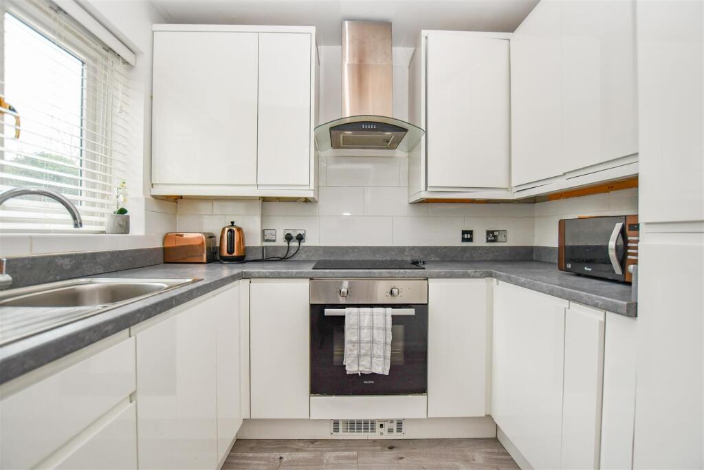Kitchen 1.jpg