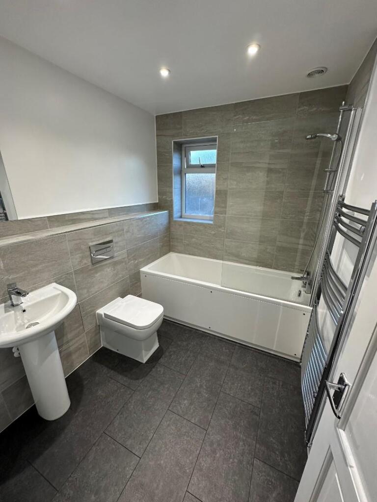 5 laurus close bathroom.jpg