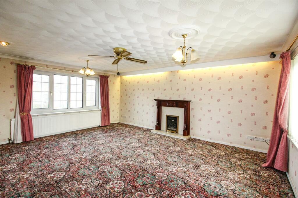 LOUNGE/MASTER BEDROOM