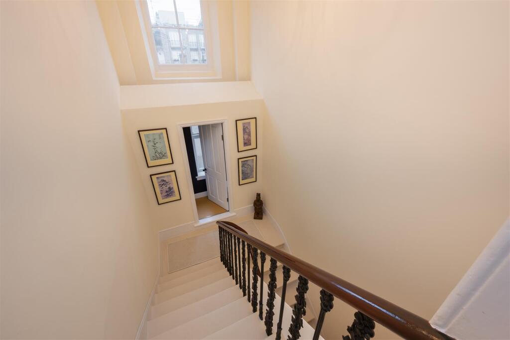 Flat 4, 54 Eaton Place Hi-10.jpg
