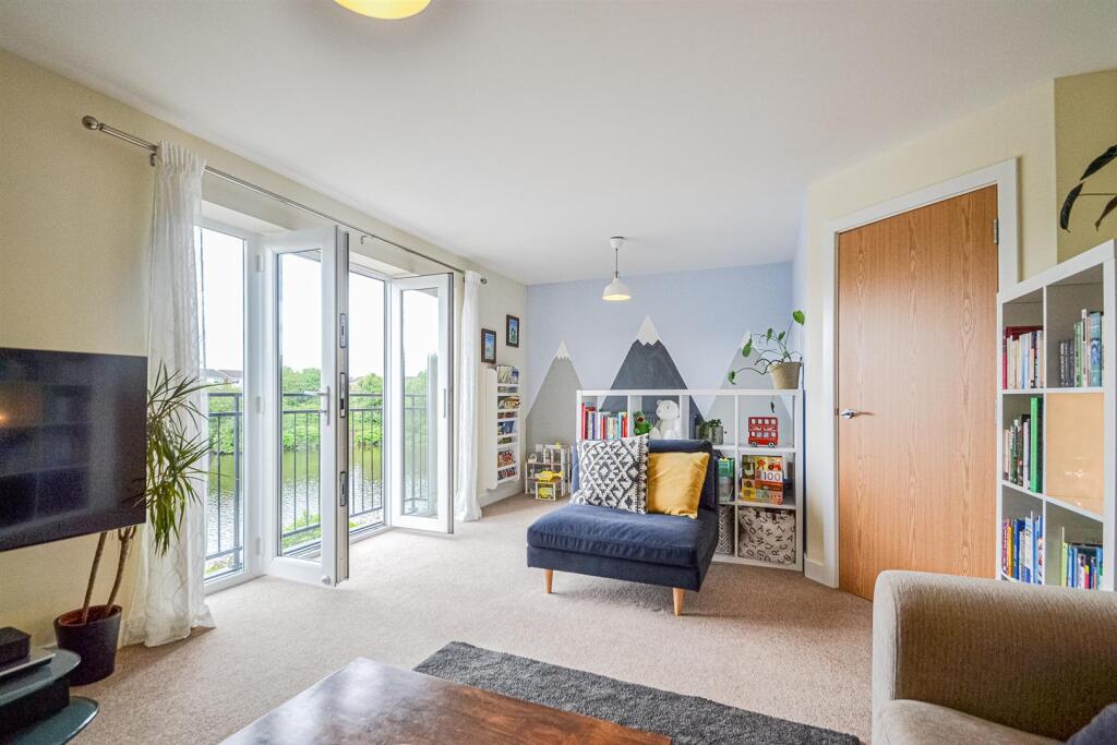 Lounge &amp; Play Area