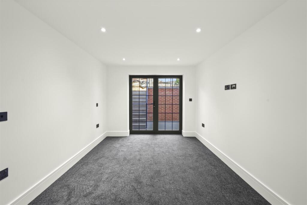 Flat 2 - 7, Sudbury Hill Close ,  - 2n8AXbDMvPxWW6