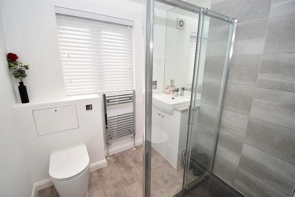 EN SUITE.JPG