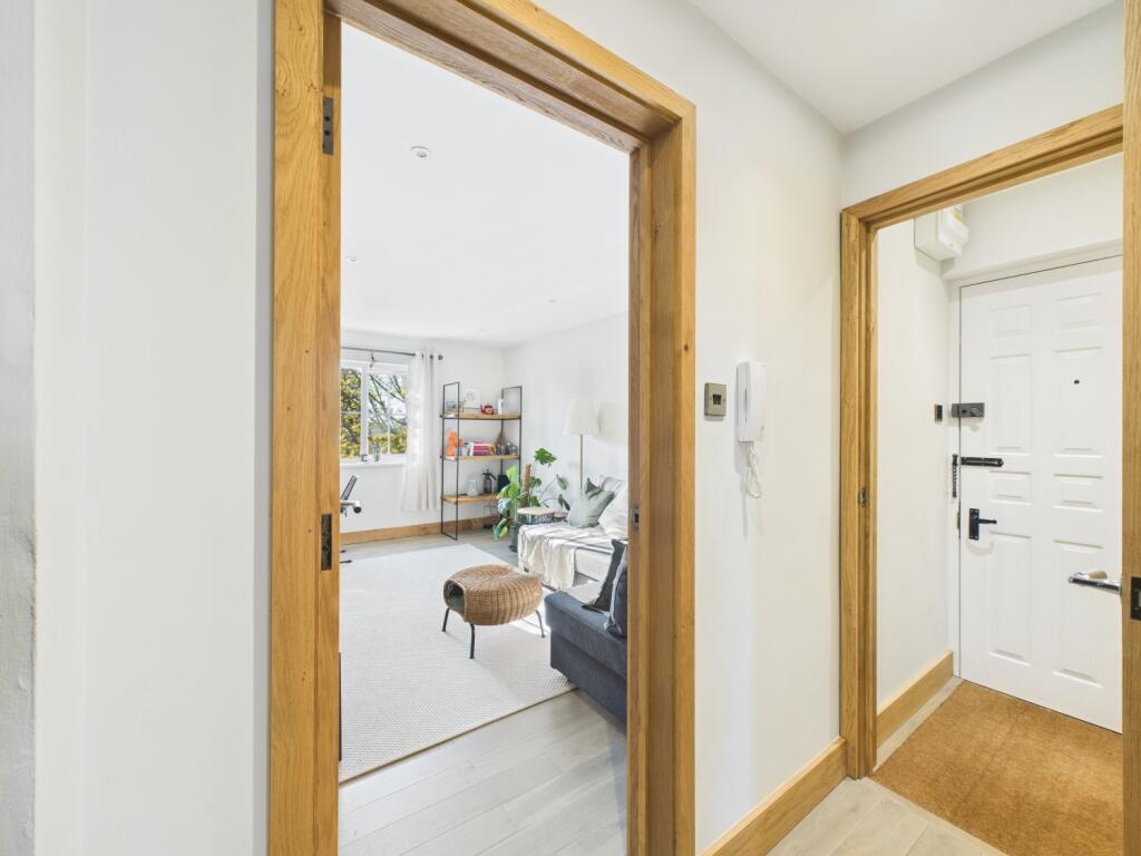 CAM02023G0-PR0129-STILL010