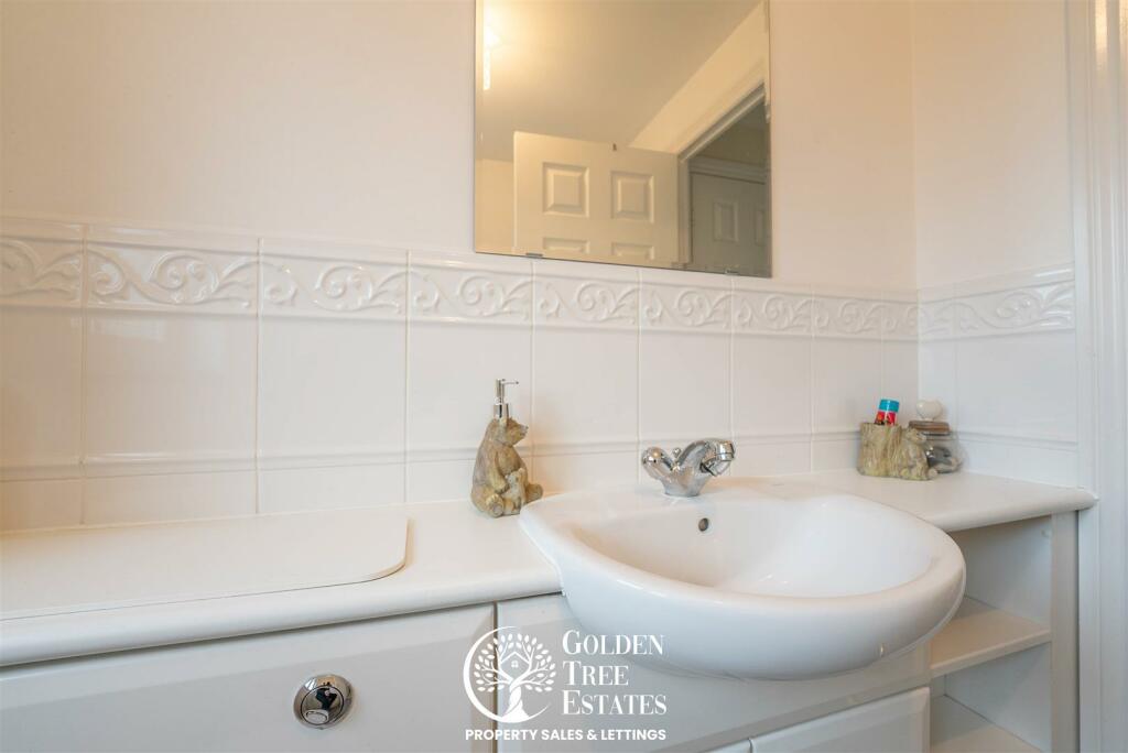 Family Bathroom 2.jpg
