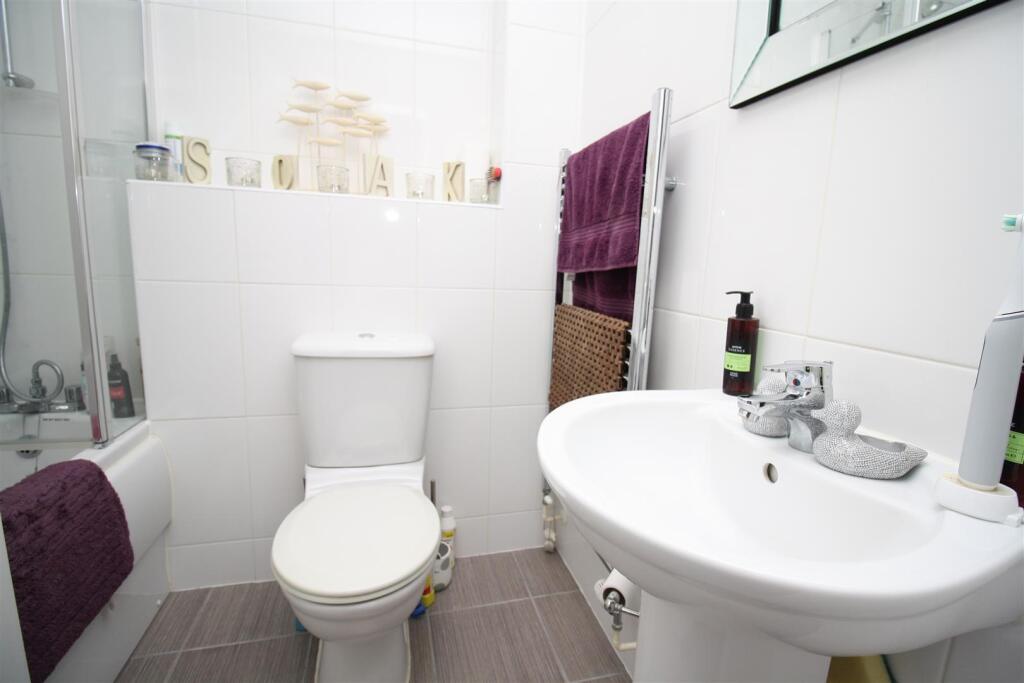 52 St Helena bathroom.JPG