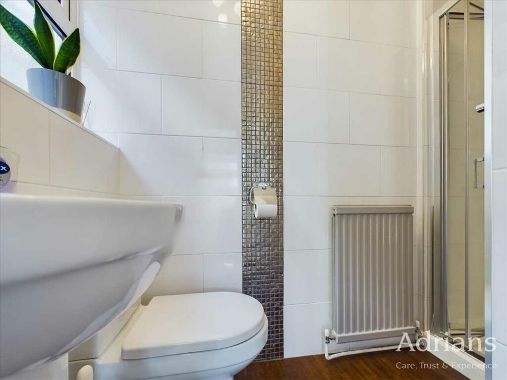 CLOAKROOM / SHOWER