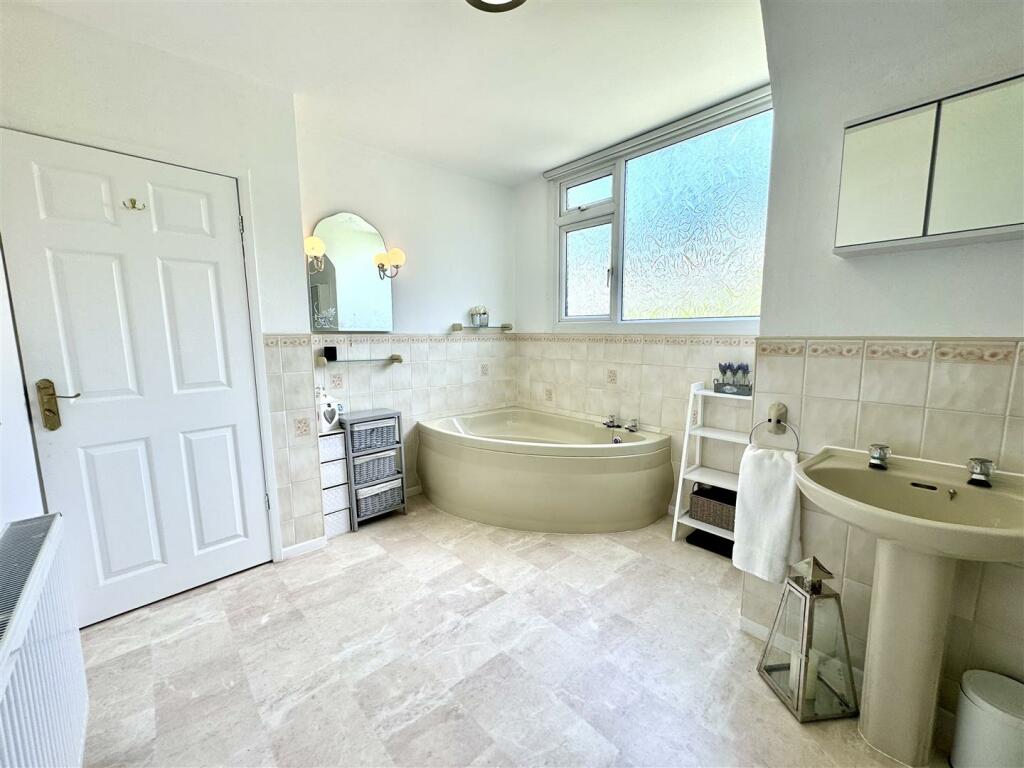 FAMILY BATHROOM