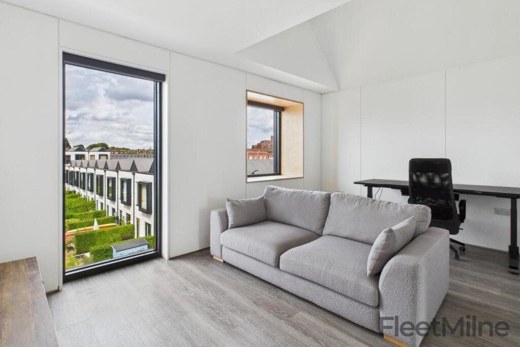 Top-floor lounge/gaming space