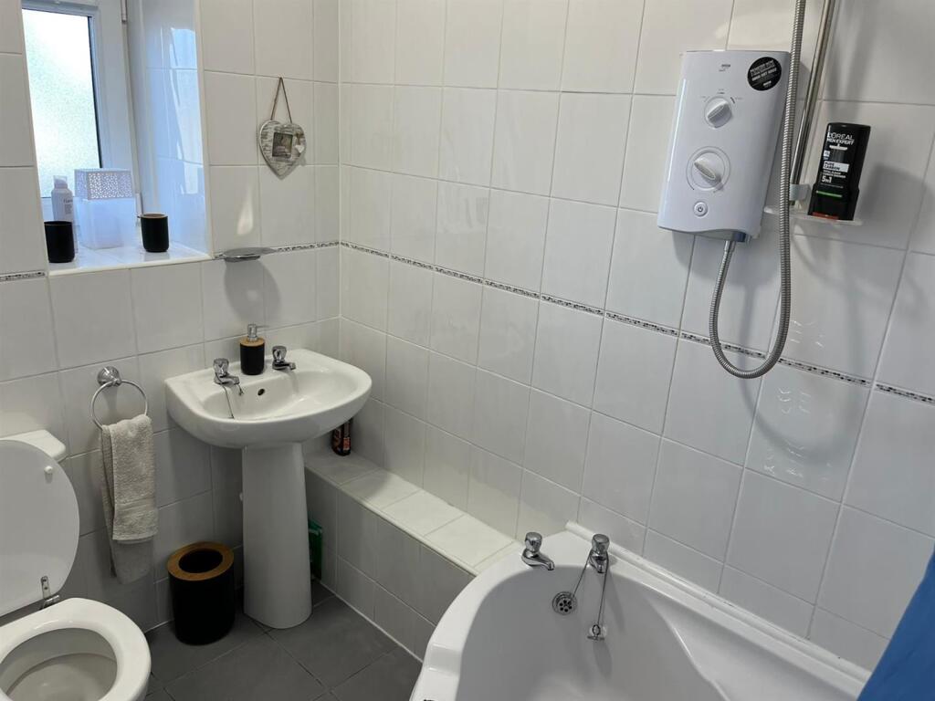 Bathroom 1.jpg