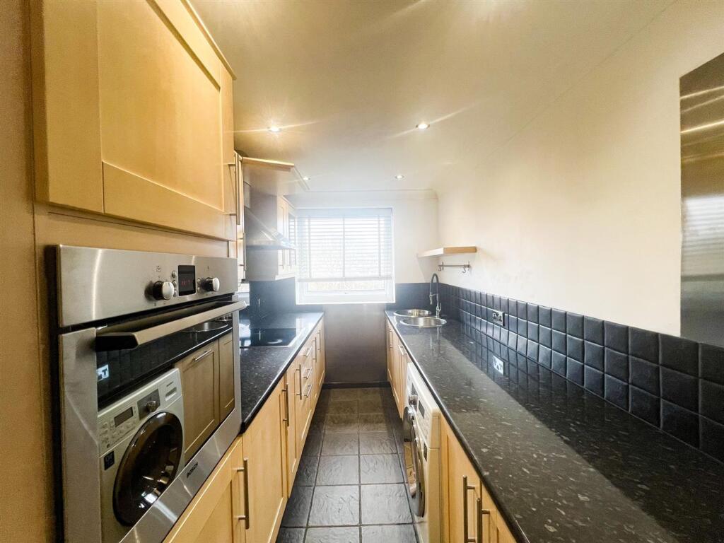 Hollybush Hill E11