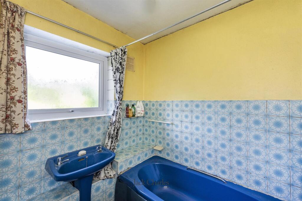 43 Burns Crescent, TN9 2PT 010.jpg