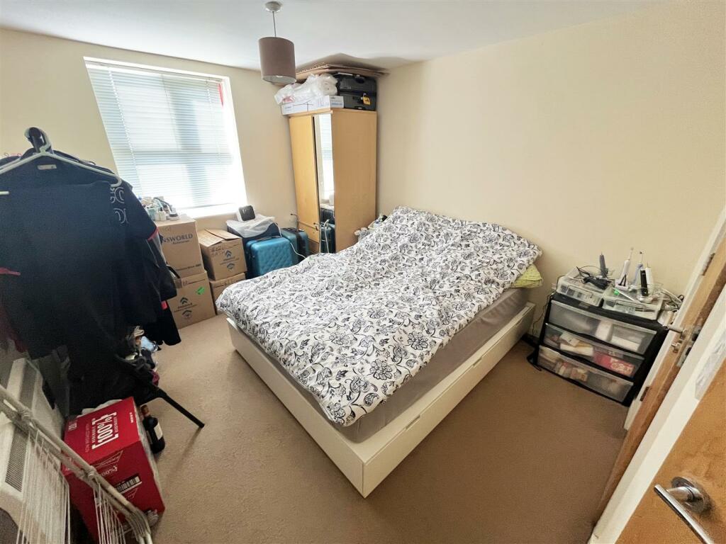 Bedroom 1.jpg