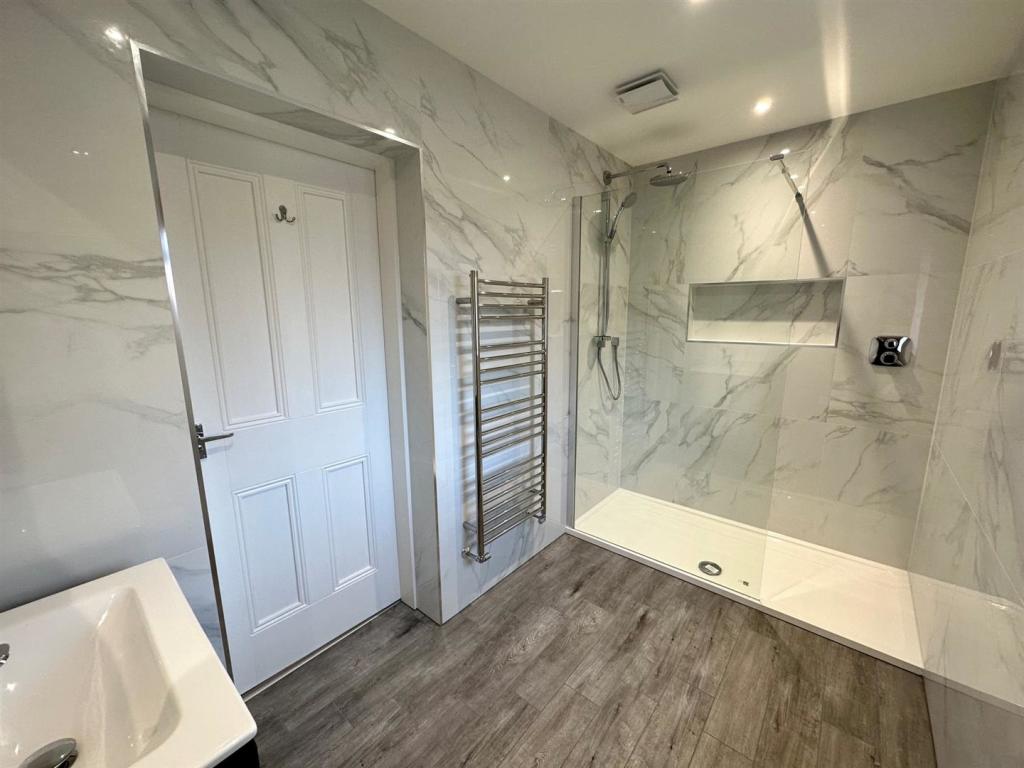 bathroom 3.jpg