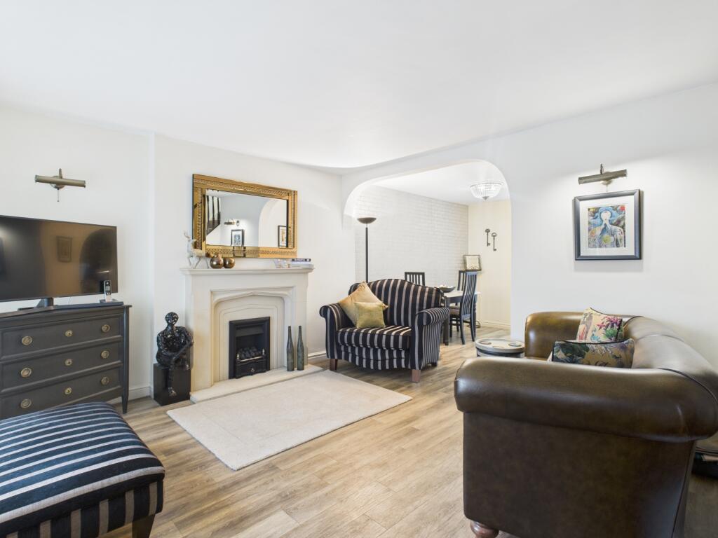 CAM03729G0-PR0197-STILL010